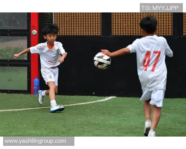 几个小孩兴奋地围观足球明星的精彩表演与梦想追逐 几个小孩兴奋地围观足球明星的精彩表演与梦想追逐